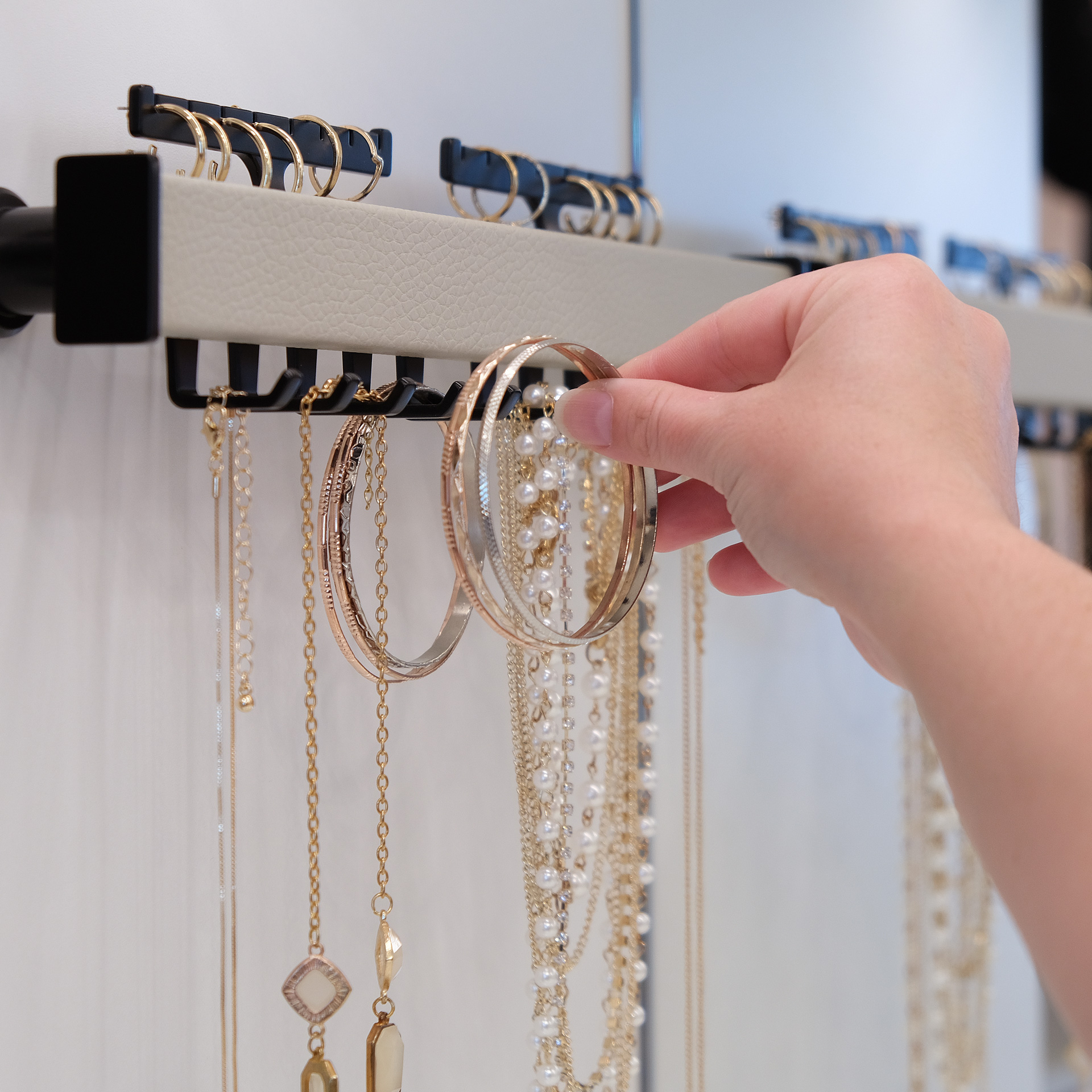 Symphony_Jewelry_BLK_OYS_TAG